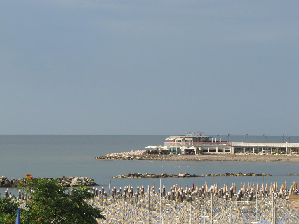 Hotel Flaminio Cattolica Exterior photo