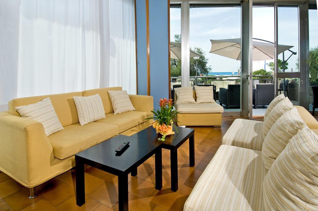 Hotel Flaminio Cattolica Exterior photo