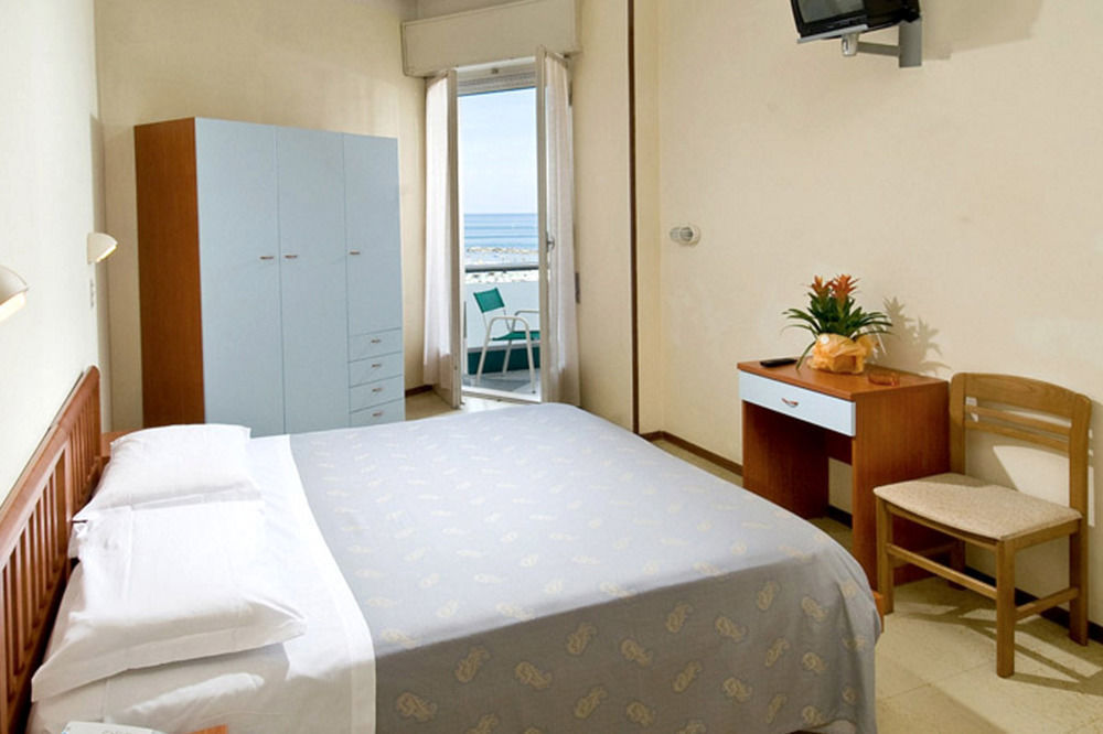 Hotel Flaminio Cattolica Exterior photo